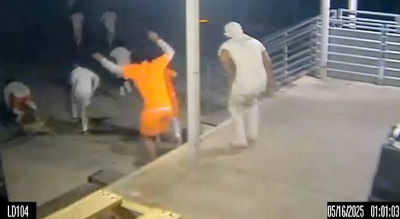 미국 교도소 건물에서 죄수 10명이 빠져나가고 있다. 출처=올리언스 교구 교도소