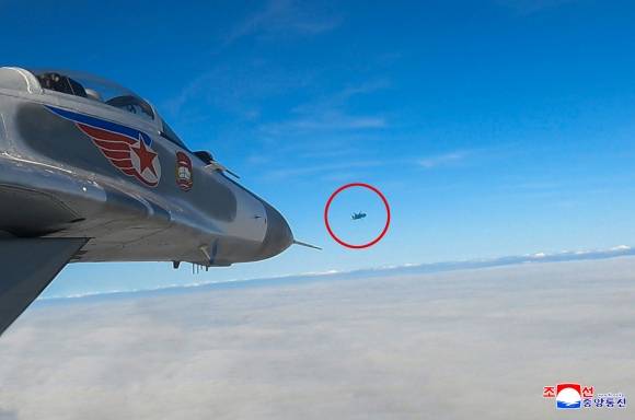 북한 김정은, 공군 방공·공습훈련 지도 - 김정은 북한 국무위원장이 지난 15일 제1공군사단 관하 비행연대를 방문해 공군 반항공(방공)전투 및 공습 훈련을 지도했다고 조선중앙통신이 17일 보도했다. 2025.5.17 평양 조선중앙통신 연합뉴스