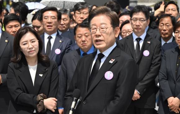 이재명 더불어민주당 대선 후보가 18일 광주 북구 국립5·18민주묘지에서 열린 ‘제45주기 5·18 민주화운동기념식’에 참석한 뒤 취재진의 질의에 답하고 있다. 광주 국회사진기자단