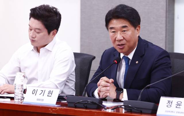 이기헌(오른쪽) 더불어민주당 의원이 지난해 8월 서울 여의도 국회 의원회관에서 열린 대한축구협회 개혁 방안 모색을 위한 토론회에서 발언하고 있다. 뉴스1