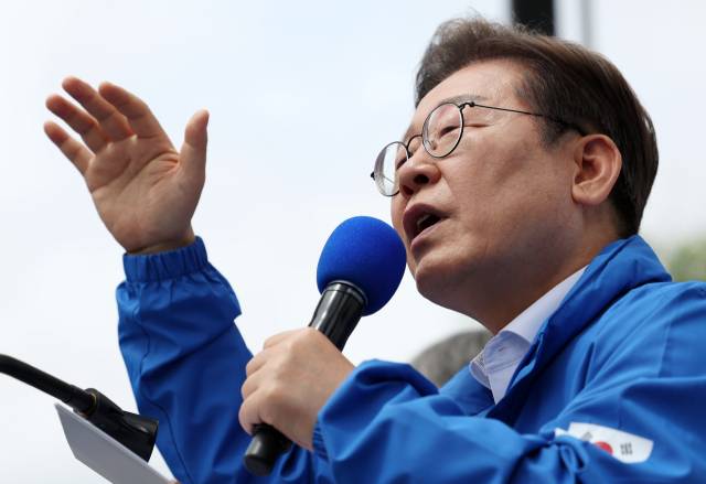 이재명 더불어민주당 대선후보가 17일 전남 나주시 금성관 망화루 앞에서 열린 유세에서 지지를 호소하는 연설을 하고 있다. 연합뉴스