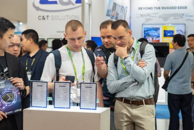 대만 타이베이에서 지난해 열린 컴퓨텍스 2024 참관객들이 난강 전시관에 마련된 부스를 둘러보고 있다. 사진 제공=컴퓨텍스