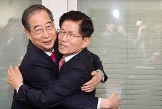 김문수 국민의힘 대선후보와 한덕수 전 국무총리가 5월 11일 서울 여의도 국민의힘 대선후보 사무실에서 회동에 앞서 포옹을 하고 있다. 동아DB