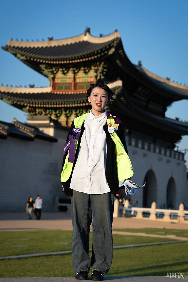 박평화씨는 123일간 이어진 탄핵 집회에 ‘개근’했다. 3월부터는 비상행동 자원활동가로 경복궁 인근에서 시민들의 통행을 도왔다. ⓒ시사IN 이명익