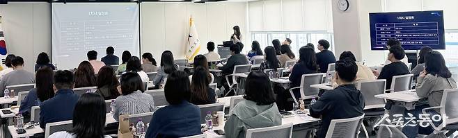 17일 열린 첫 강의는 경기도 광주하남교육지원청 전찬진 팀장이 맡아, 실무 경험을 바탕으로 한 실제 사례 중심의 전략과 행정 쟁점 해소 방안을 공유해 참가자들의 높은 호응을 얻었다. 사진제공｜경기교육청