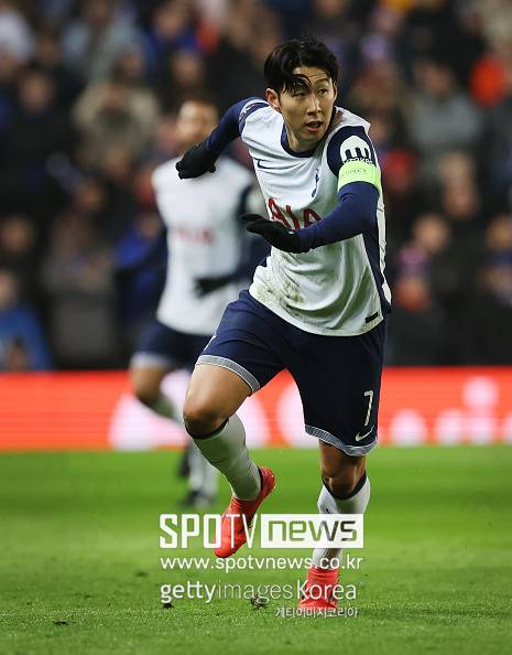 토트넘은 구단 공식 홈페이지를 통해 “손흥민이 스페인 빌바오에서 열리는 맨체스터 유나이티드와 2024-25시즌 유럽축구연맹(UEFA) 유로파리그 결승전에 출전할 준비가 됐다. 기분이 좋다고 직접 말했다”라고 알렸다. 손흥민은 구단 인터뷰에서 “손흥민은 “기분이 좋다. 첫 경기라 조금 피곤하긴 했지만, 몸 상태는 아주 좋고 결승전에 뛸 준비가 돼 있다”며 “오늘 70분을 소화한 건 내 다리에 꼭 필요한 경기력이었고, 팰리스전에서 25~30분 뛰었던 것도 큰 도움이 됐다. 가장 중요한 건 모두가 유로파리그 결승전을 위한 준비를 하고 있다는 사실”라고 말했다. 손흥민은 최근 발 부상으로 피치 위를 달리지 못했지만 애스턴 빌라와 프리미어리그 37라운드에서 출전해 36일 만에 선발 복귀를 해냈다