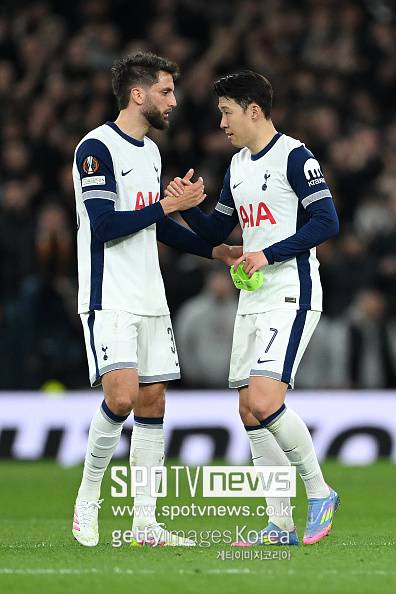 토트넘은 구단 공식 홈페이지를 통해 “손흥민이 스페인 빌바오에서 열리는 맨체스터 유나이티드와 2024-25시즌 유럽축구연맹(UEFA) 유로파리그 결승전에 출전할 준비가 됐다. 기분이 좋다고 직접 말했다”라고 알렸다. 손흥민은 구단 인터뷰에서 “손흥민은 “기분이 좋다. 첫 경기라 조금 피곤하긴 했지만, 몸 상태는 아주 좋고 결승전에 뛸 준비가 돼 있다”며 “오늘 70분을 소화한 건 내 다리에 꼭 필요한 경기력이었고, 팰리스전에서 25~30분 뛰었던 것도 큰 도움이 됐다. 가장 중요한 건 모두가 유로파리그 결승전을 위한 준비를 하고 있다는 사실”라고 말했다. 손흥민은 최근 발 부상으로 피치 위를 달리지 못했지만 애스턴 빌라와 프리미어리그 37라운드에서 출전해 36일 만에 선발 복귀를 해냈다