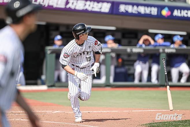 ▲ 롯데 전민재가 결정적인 3점홈런을 치는 장면이다. ⓒ롯데 자이언츠