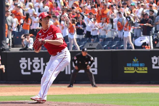 ▲ 뛰어난 위기 관리 능력으로 5이닝 2실점을 기록하며 시즌 3승째를 수확한 문승원 ⓒSSG랜더스