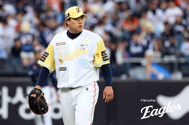 ▲ 3이닝 4실점으로 자기 몫을 못하고 마운드를 내려간 류현진 ⓒSSG랜더스