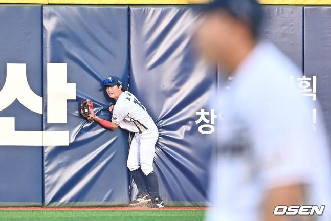 NC 최정원이 17일 울산 키움전 더블헤더 2차전에서 1회초 루벤 카디네스의 타구를 점프캐치로 잡아냈다.