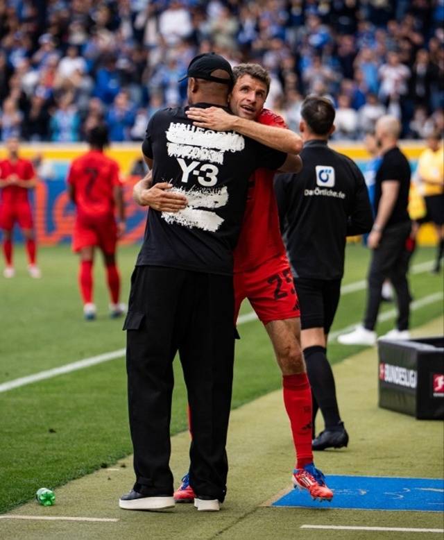 뱅상 콤파니 감독과 포옹하는 토마스 뮐러(오른쪽). /사진=바이에른 뮌헨 SNS