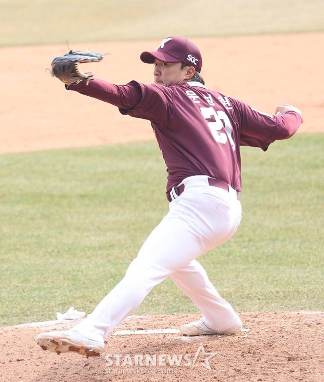 문성현의 키움 히어로즈 시절 투구 모습. /사진=김진경 대기자