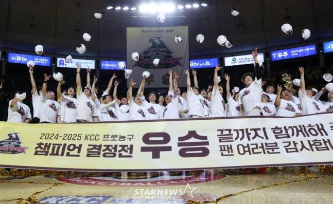 챔피언결정전 우승 후 모자를 날리는 창원 LG 선수들. /사진=김진경 대기자