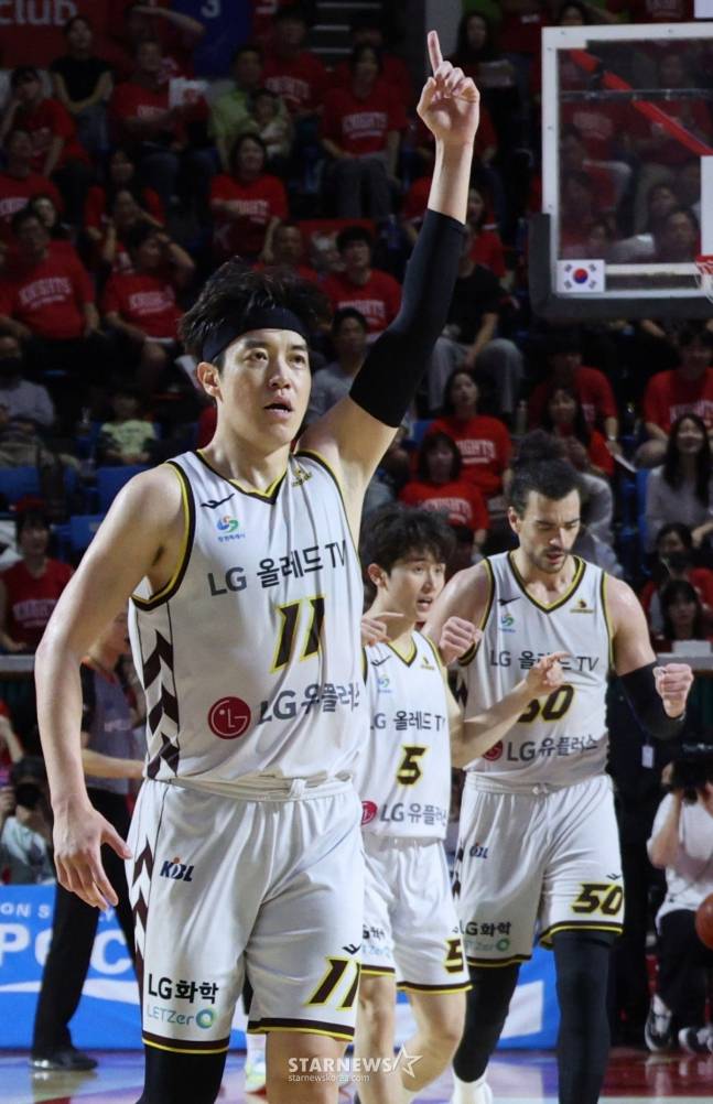 슛을 성공시킨 허일영의 모습. /사진=김진경 대기자