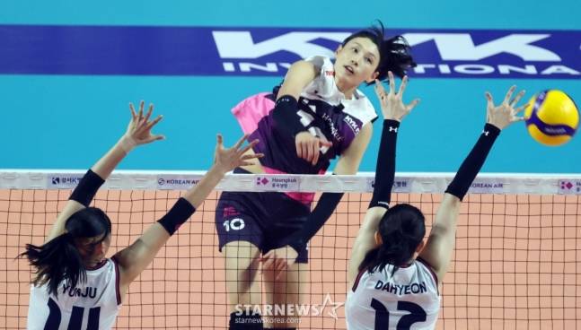 세계올스타팀에서 한국 대표팀을 상대로 강력한 공격을 퍼붓고 있는 김연경. /사진=강영조 선임기자