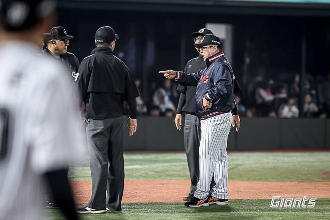롯데 김태형 감독(맨 오른쪽)이 17일 삼성과 더블헤더 2차전에서 비디오 판독 결과에 대해 항의하고 있다. /사진=롯데 자이언츠 제공