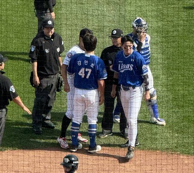 롯데 전준우와 삼성 강민호, 구자욱 등이 18일 사직 롯데-삼성전에서 일어난 벤치 클리어링을 수습하고 있다. /사진=양정웅 기자