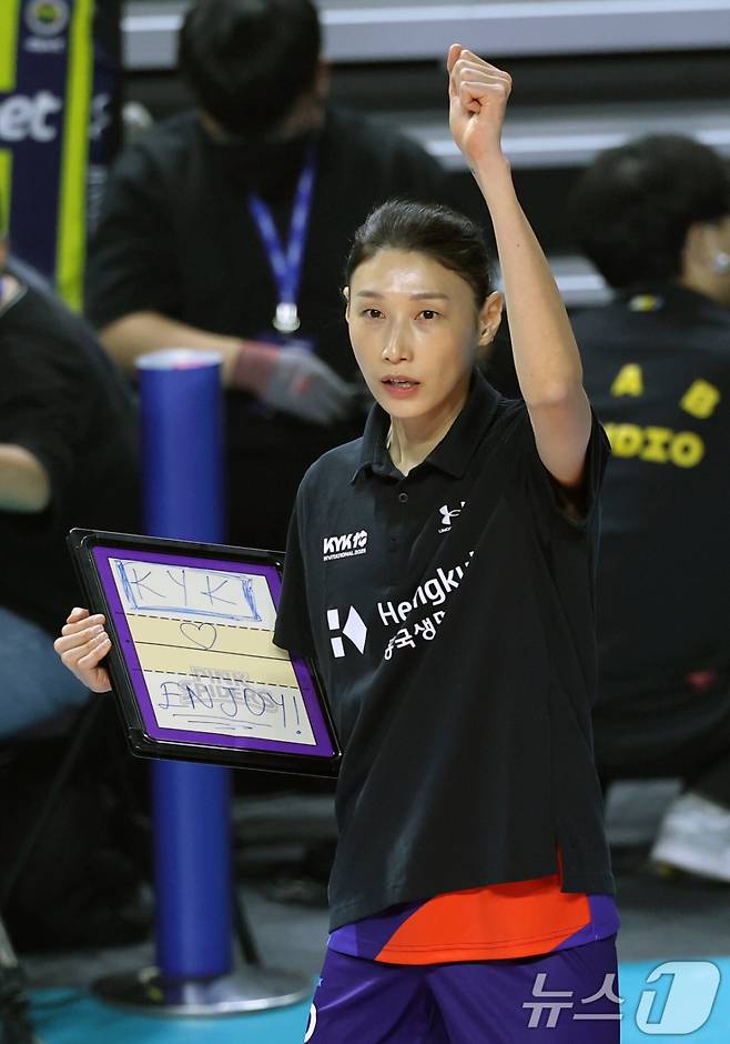 감독으로서 작전판을 들고 주먹을 불끈 쥔 김연경. /사진=뉴스1