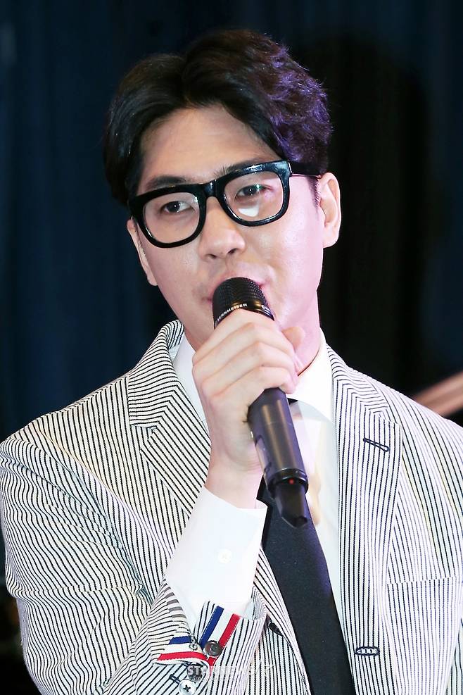 $ 가수 정준일이 1일 오전 서울 중구 명동 가톨릭회관에서 열린 앨범 'Live' 기자간담회 & 음감회에서 포즈를 취하고 있다. 이번 앨범 'Live'는 지난해 개최했던 '오케스트라 사랑 콘서트'의 라이브 실황 앨범으로 타이틀곡 '너에게'를 포함해 총 15곡이 수록됐으며 오늘 정오에 각종 음원사이트를 통해 만나볼 수 있다. /사진=이정호 인턴기자