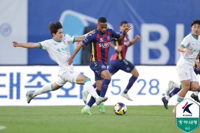 수원FC-대전하나시티즌(흰색 유니폼) 경기.  /사진=한국프로축구연맹 제공