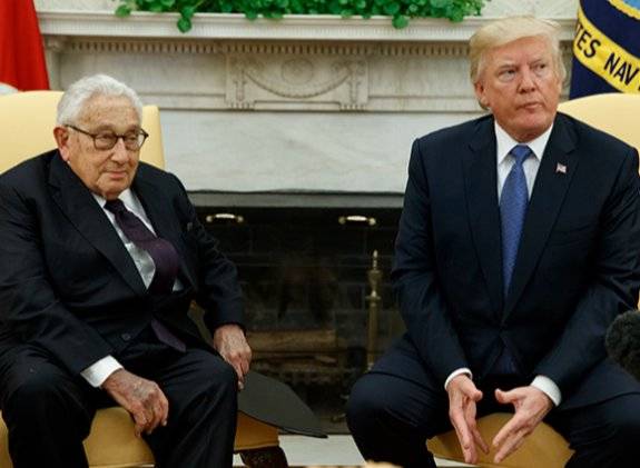 헨리 키신저 전 미국 국무장관(왼쪽)과 도널드 트럼프 미국 대통령이 2017년 10월 백악관에서 만났다. 뉴시스