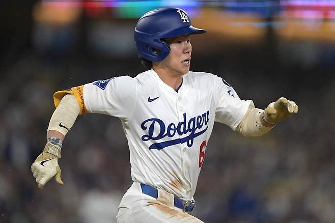 LA 다저스 김혜성이 미국 메이저리그 경기에 출전해 주루하고 있다. 김혜성은 18일 LA 에인절스전 선발 명단에서 제외됐다. REUTERS 연합뉴스