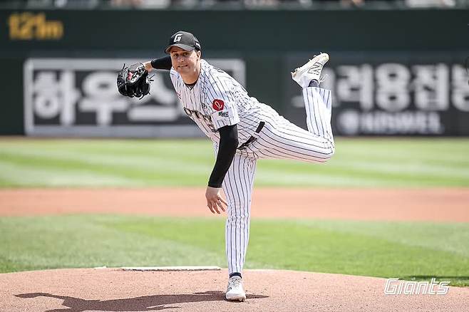롯데 자이언츠 외국인 투수 터커 데이비슨이 18일 부산 사직야구장에서 열린 2025 신한 SOL Bank KBO리그 삼성 라이온즈와의 팀 간 6차전에 선발등판, 6이닝 1실점 호투로 팀 승리를 견인했다. 사진 롯데 자이언츠