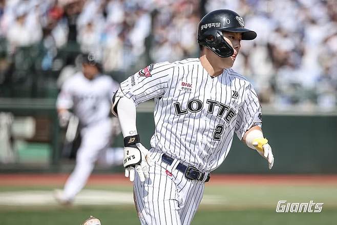 롯데 자이언츠 내야수 고승민이 18일 부산 사직야구장에서 열린 2025 신한 SOL Bank KBO리그 삼성 라이온즈와의 팀 간 6차전에서 3회말 결승 2타점 적시타를 기록했다. 사진 롯데 자이언츠
