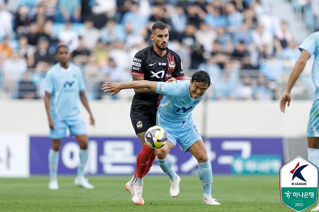 김기동 감독이 이끄는 서울은 18일 대구iM뱅크PARK에서 열린 대구FC와의 하나은행 K리그1 2025 14라운드 원정 경기에서 후반 3분 터진 둑스의 선제 결승골을 잘 지켜 1-0으로 승리했다. 지난 3월 29일 대구와의 맞대결 승리 후&nbsp;7경기에서 4무3패로 승리가 없었던 서울은 다시 대구를 제물로 8경기 만에 승리를 거둬 승점 3을 추가했다. 4승6무4패, 승점 18이 되면서 7위로 뛰어올랐다.