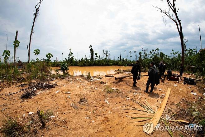 페루 경찰이 불법 채굴 현장을 단속하는 모습 [EPA 연합뉴스 자료사진. 재판매 및 DB 금지]