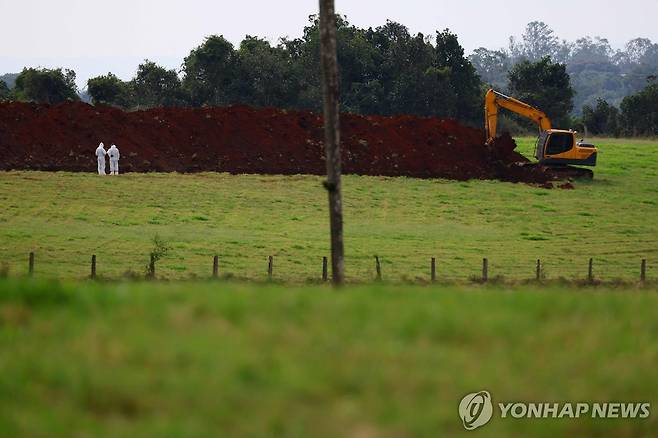 17일(현지시간) 조류 인플루엔자 발생 양계 시설서 작업 중인 브라질 근로자 [몬치네그루 AFP=연합뉴스. 재판매 및 DB 금지]