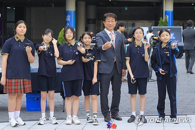 "K-드론 파이팅!" (서울=연합뉴스) 류효림 기자 = 박상우 국토교통부 장관이 지난 14일 서울 강서구 마곡동 코엑스 마곡에서 열린 드론산업 얼라이언스 창립총회에 참석해 드론비행 체험에 참여한 청소년들과 기념 촬영을 하고 있다. 2025.5.18 ryousanta@yna.co.kr