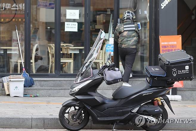 배달앱 이용자 9% 늘어 3천753만명…쿠팡이츠 1천만 육박 (서울=연합뉴스) 류효림 기자 = 7일 서울 시내 한 음식점에서 라이더가 배달 음식을 수령하고 있다. 외식 경기 악화 속에서도 무료배달 마케팅 속에 음식 배달 시장 성장세는 이어진 것으로 나타났다. 지난 6일 아이지에이웍스의 모바일인덱스에 따르면 지난달 기준 배달의민족과 쿠팡이츠, 요기요 3사 합계 월간활성이용자(MAU)는 3천753만명으로 1년 전보다 9% 증가했다. 2025.1.7 ryousanta@yna.co.kr