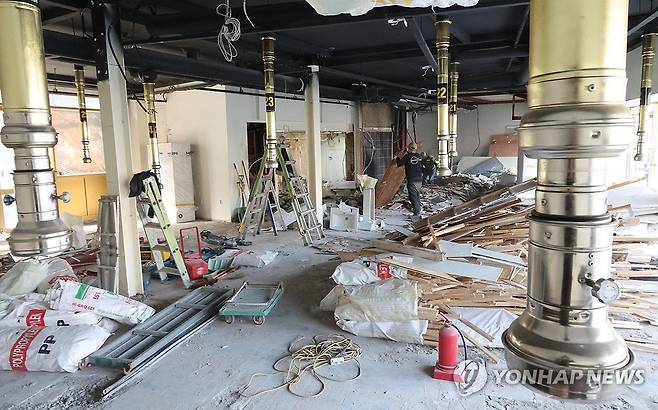 폐업 (서울=연합뉴스) 이진욱 기자 = 폐업한 고깃집에서 철거 작업 중인 모습. 2025.3.10 cityboy@yna.co.kr