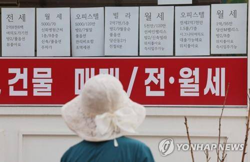 서울의 한 공인중개사무소에 붙은 오피스텔 월세 안내 [연합뉴스 자료사진]