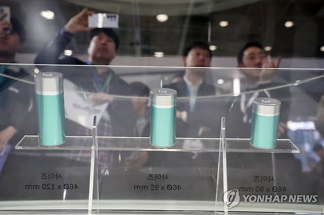 '인터배터리 2025' SK온 부스에 전시된 원형 배터리 [연합뉴스 자료사진]