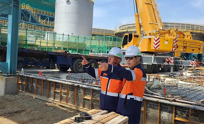 은퇴 후 재취업해 산업현장에서 근무 중인 서재우씨(오른쪽) [서재우씨 제공. 재판매 및 DB 금지]