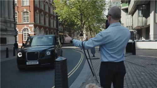 GPT-4o를 이용해 시각장애인이 택시를 부르는 모습 [오픈AI 유튜브 캡처]