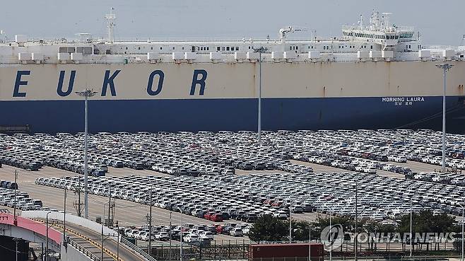 수출 기다리는 자동차 [연합뉴스 자료사진]