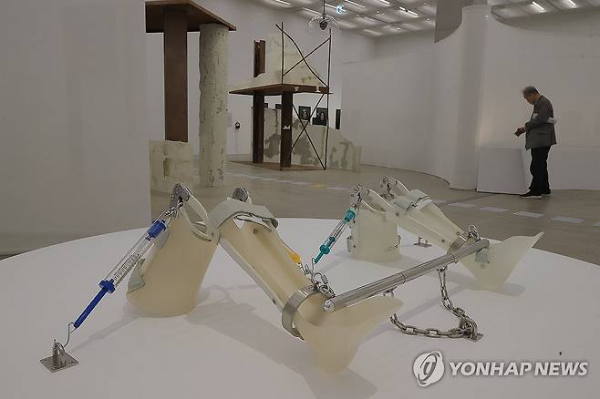 국립현대미술관 '기울인 몸들: 서로의 취약함이 만날 때' 전시 개최 (서울=연합뉴스) 류효림 기자 = 15일 서울 종로구 국립현대미술관 서울관에서 열린 '기울인 몸들: 서로의 취약함이 만날 때' 전시 언론공개회에서 참석자들이 전시 작품을 살펴보고 있다. 2025.5.15 ryousanta@yna.co.kr