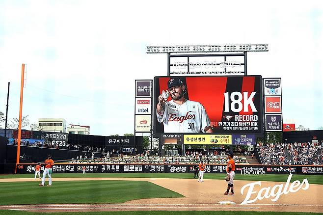 한화 폰세, 18탈삼진 쾌투…34년 만에 선동열과 최다 타이 (서울=연합뉴스) 한화 이글스의 외국인 에이스 코디 폰세(31)가 17일 대전 한화생명 볼파크에서 열린 2025 신한 SOL 뱅크 KBO리그 SSG 랜더스와 더블헤더 1차전에서 8회까지 2안타 무실점으로 막으며 삼진 18개를 뽑았다. 폰세의 한 경기 최다 탈삼진 타이기록을 알리는 전광판. 2025.5.17 [한화 이글스 제공. 재판매 및 DB 금지] photo@yna.co.kr