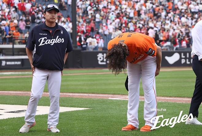 팬들에게 인사하는 폰세 [한화 이글스 제공. 재판매 및 DB 금지]