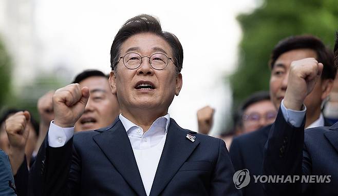 임을 위한 행진곡 제창하는 이재명 후보 (광주=연합뉴스) 황광모 기자 = 더불어민주당 이재명 대선후보가 17일 광주광역시 동구 금남로에서 열린 5·18 광주민주화운동 45주기 전야제에 참석해 임을 위한 행진곡을 제창하고 있다. 2025.5.17 [공동취재] hkmpooh@yna.co.kr