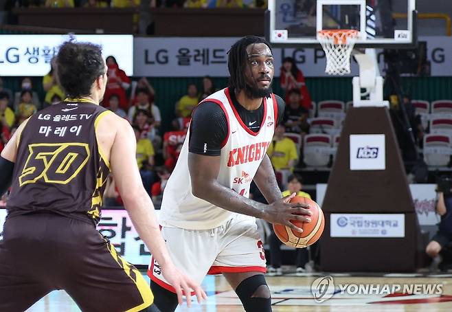 SK 워니 패스는 어디로 (창원=연합뉴스) 김동민 기자 = 15일 경남 창원체육관에서 열린 2024∼2025시즌 프로농구 창원 LG 세이커스와 서울 SK 나이츠의 챔피언결정전 6차전 경기. SK 자밀 워니가 패스할 곳을 찾고 있다. 2025.5.15 image@yna.co.kr