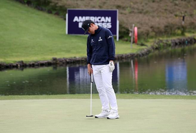 고개 떨군 장유빈 장유빈이 18일 제주도 서귀포 핀크스 골프클럽(파71·7천326야드)에서 열린 SK텔레콤 오픈 2025(총상금 13억원) 2라운드 5번 홀에서 버디 퍼트를 실패한 뒤 아쉬워하고 있다. 올 시즌 브룸스틱 퍼터를 사용했던 장유빈은 이날 일반 퍼터를 썼으나 컷 탈락했다. 2025.5.18. [KPGA 제공. 재배포 및 DB 금지]