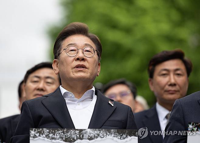 구호 외치는 이재명 후보 (광주=연합뉴스) 황광모 기자 = 더불어민주당 이재명 대선후보가 17일 광주광역시 동구 금남로에서 열린 5ㆍ18 광주민주화운동 45주기 전야제에 참석해 손팻말을 들고 구호를 외치고 있다. 2025.5.17 [공동취재] hkmpooh@yna.co.kr