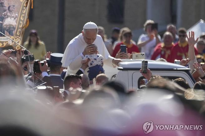 아기에게 입맞춤 하는 레오 14세 [AP 연합뉴스 재판매 및 DB 금지]