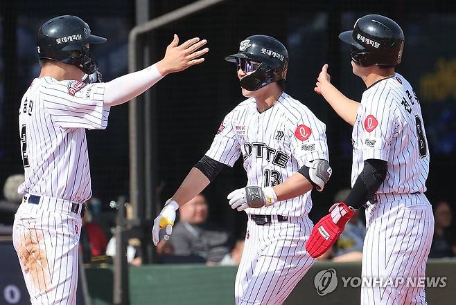 3점 홈런을 친 롯데 전민재 (부산=연합뉴스) 강선배 기자 = 18일 부산 사직야구장에서 열린 프로야구 2025 신한 SOL 뱅크 KBO리그 삼성 라이온즈와 롯데 자이언츠의 경기. 5회 말 2사 후 2, 3루에서 롯데 전민재가 좌측 펜스를 넘기는 3점 홈런을 치고 동료들의 환영을 받고 있다. 2025.5.18 sbkang@yna.co.kr