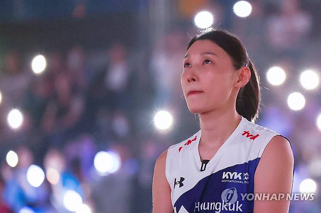 라스트댄스 마친 김연경 (인천=연합뉴스) 서대연 기자 = 배구 김연경이 18일 인천 삼산월드체육관에서 열린 여자배구 세계올스타전 'KYK 인비테이셔널 2025'에서 경기가 종료된 뒤 자신의 영상을 보고 있다. 2025.5.18 dwise@yna.co.kr